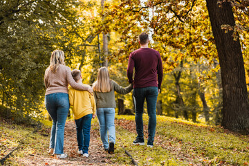 Obraz premium Back View Of Family In Park