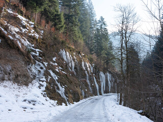 Eiszapfen im Winter am Bach