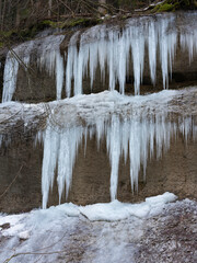 Eiszapfen im Winter am Bach