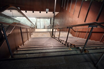 Rolltreppe und Treppe