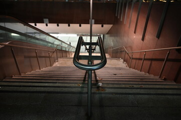 Rolltreppe und Treppe
