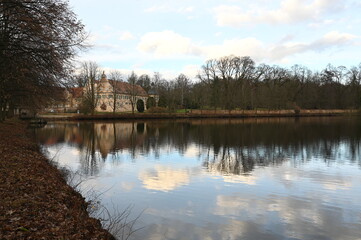 Obraz premium Teich am Jagdschloss Kranichstein
