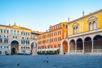 Naklejka premium Verona old town square Piazza dei Signori with Dante Alighieri statue and Palazzo dell Podesta with nobody, Veneto, Italy. Italian square with colorful buildings. Tourist and travel destination
