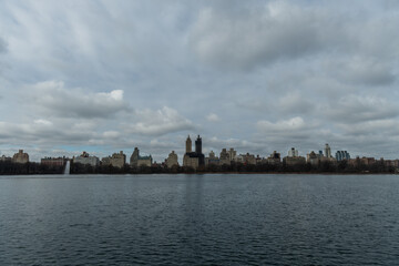 Fototapeta premium Scenic Upper West vista across the Jacqueline Kennedy Onassis Reservoir in Central Park, Manhattan, New York City 