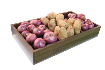 Obraz premium A wooden tray with onions and potatoes. The onions are purple and the potatoes are yellow. The tray is on a white background