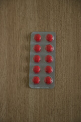 Tira de pastillas rojas