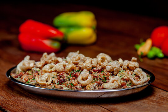 Comida Brasileira Por&ccedil;&atilde;o de Feij&atilde;o Tropeiro com Torresmo