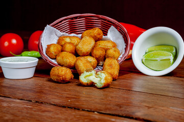 Comida porção de bolinhos de arroz com molho e temperos