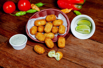 Comida porção de bolinhos de arroz com molho e temperos