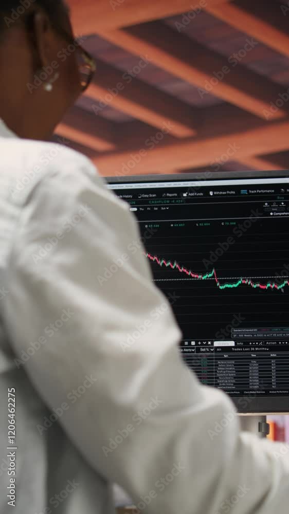Aufkleber vertical video happy day trader using pc, feeling satisfied after purchasing well performing stocks 