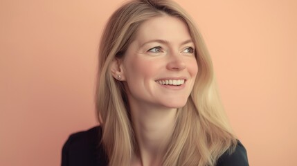 Obraz premium Portrait of a blonde woman against a pastel background 