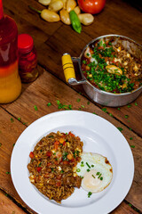 Deliciosa comida brasileira no prato com arroz ovo frito carnes molho e tempero
