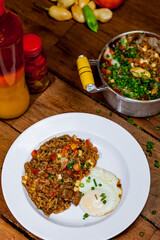 Deliciosa comida brasileira no prato com arroz ovo frito carnes molho e tempero