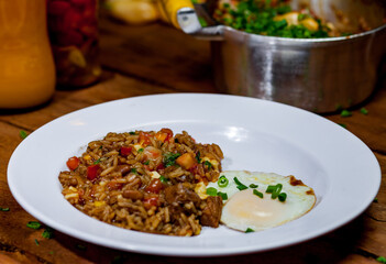 Deliciosa comida brasileira no prato com arroz ovo frito carnes molho e tempero