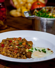 Deliciosa comida brasileira no prato com arroz ovo frito carnes molho e tempero