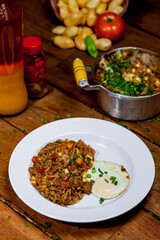 Deliciosa comida brasileira no prato com arroz ovo frito carnes molho e tempero