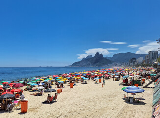 Fototapeta premium Crowded beaches on a sunny day