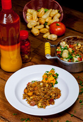 Prato de comida brasileira com arroz frango e pequi