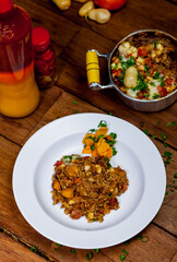 Prato de comida brasileira com arroz frango e pequi