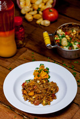 Prato de comida brasileira com arroz frango e pequi