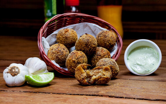 Por&ccedil;&atilde;o tira gosto bolinho de carne frito croquete com lim&atilde;o e molho