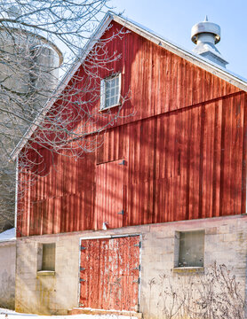 casa de campo con silo abandonado en el campo