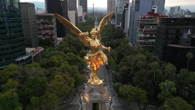 Ciudad de M&eacute;xico, angel de la independencia en centro hist&oacute;rico, vista a&eacute;rea del monumento y vehiculos en glorieta
