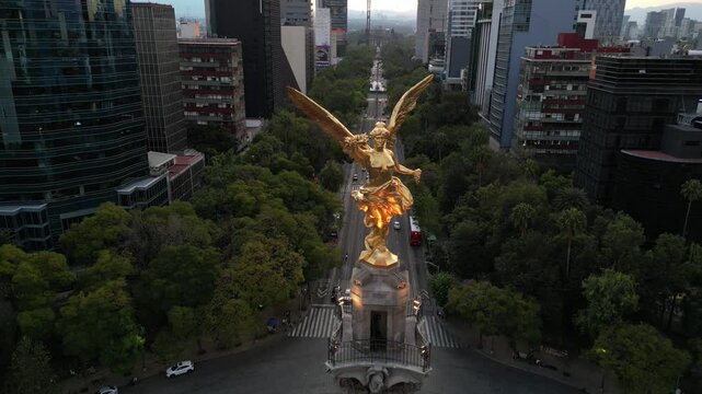 Ciudad de M&eacute;xico, angel de la independencia en centro hist&oacute;rico, vista a&eacute;rea del monumento y vehiculos en glorieta