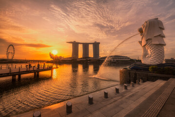 Sunrise View of Marina Bay with Merlion Statue