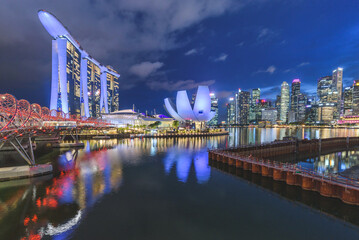 Fototapeta premium Night View of from Helix bridge Singapore Marina in Vibrant Colors