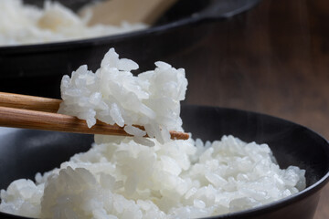 炊き立てのご飯を箸であげる