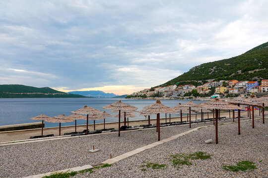 파라솔,자갈,해변,바다,주택,언덕,네움,Neum,보스니아헤르체고비나