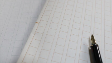 作文の原稿用紙と万年筆