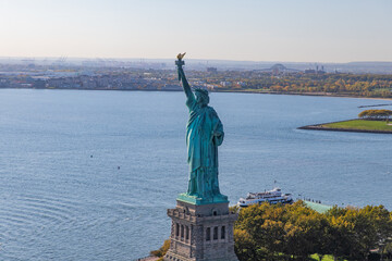 Obraz premium Aerial View of the Statue of Liberty and Liberty Island with New York Harbor in New York City 
