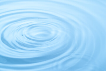 美しい水面の波紋