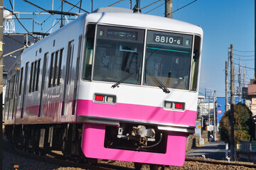 青空にはえる新京成（新京成電鉄）　コピースペース　（文字スペース 　テキストスペース）あり