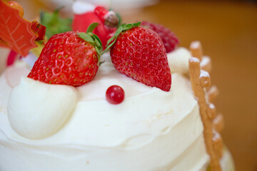 イチゴが載ったクリスマスケーキのクローズアップ