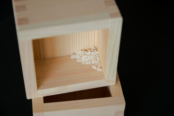 横倒しの升に残った少量のコメ