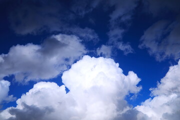 青空とふわふわした白い雲