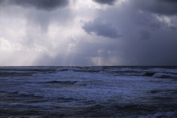 白波打ち寄せる冬の日本海