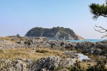 암석바위와 섬이 어우러진 풍경 제주 서귀포시 서귀동 새섬
