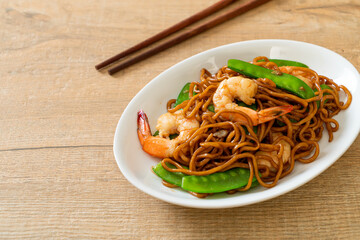 stir-fried yakisoba noodles with green peas and shrimps