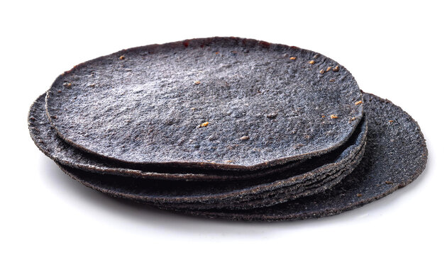 ブルーコーンマサトルティーヤ（blue corn masa tortillas on white background）
