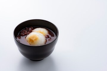 白背景に丸餅のぜんざいとコピースペース
