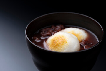 黒背景に丸餅のぜんざい