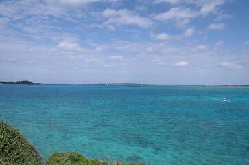 Fototapeta premium 宮古ブルーの海を渡る池間大橋