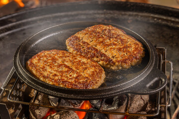 炭火ハンバーグ　Charcoal grilled hamburger steak outdoors