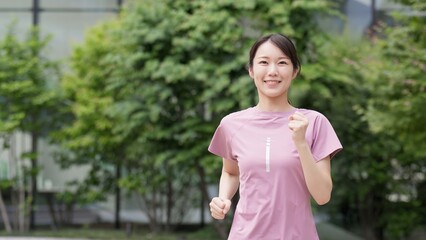 都心でジョギングをする女性