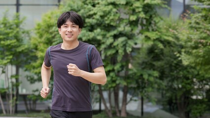 都心でジョギングをする男性