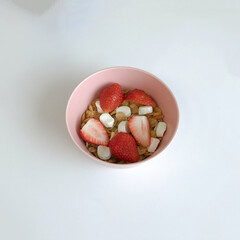 딸기 시리얼 아침 그래놀라